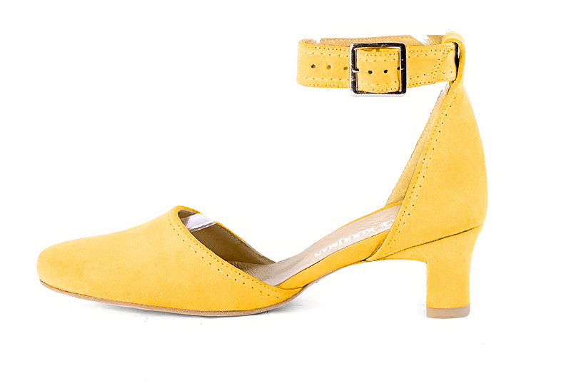 Yellow women's open side shoes, with a strap around the ankle. Round toe. Low kitten heels. Profile view - Florence KOOIJMAN
